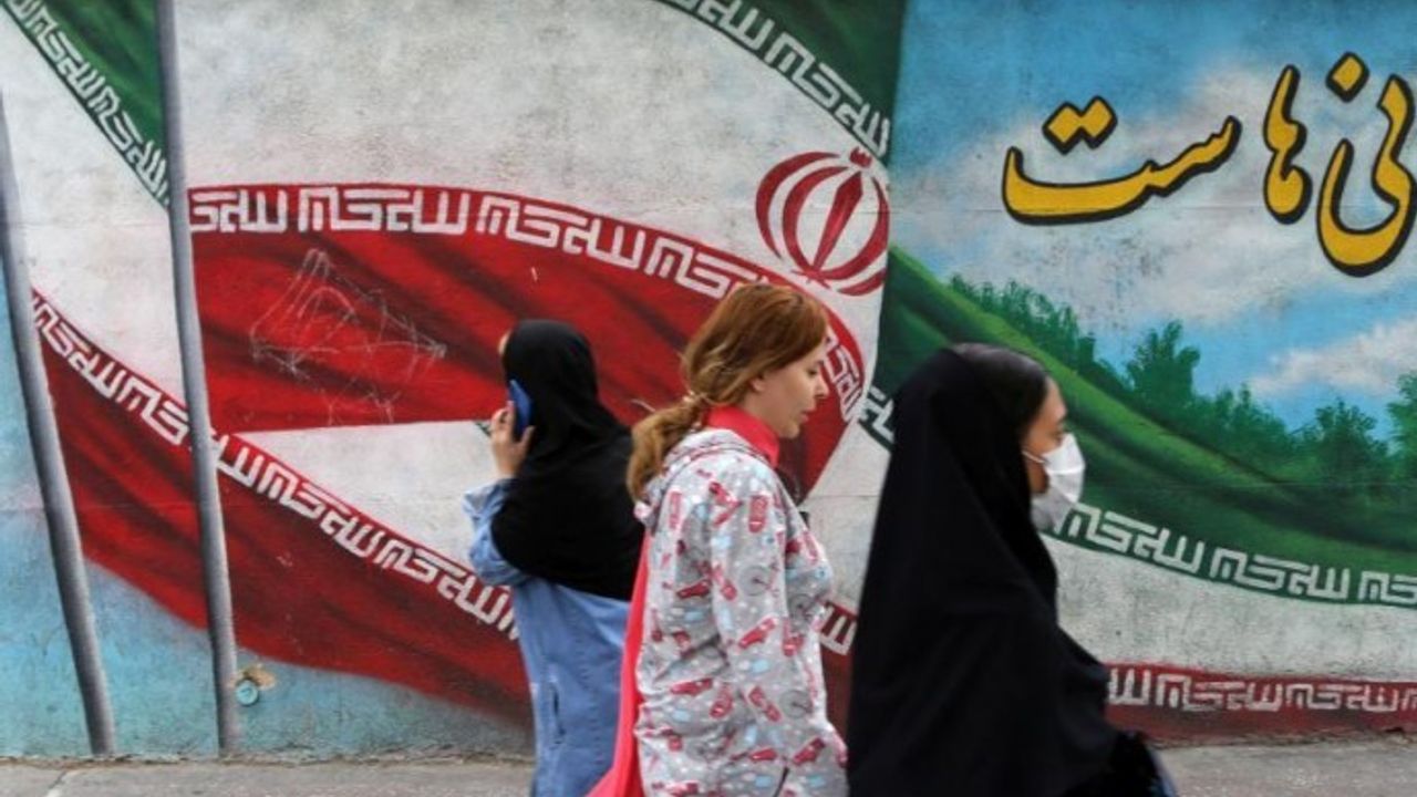 İran'da başörtüsü zorunluluğunu sertleştiren yasa mecliste kabul edildi
