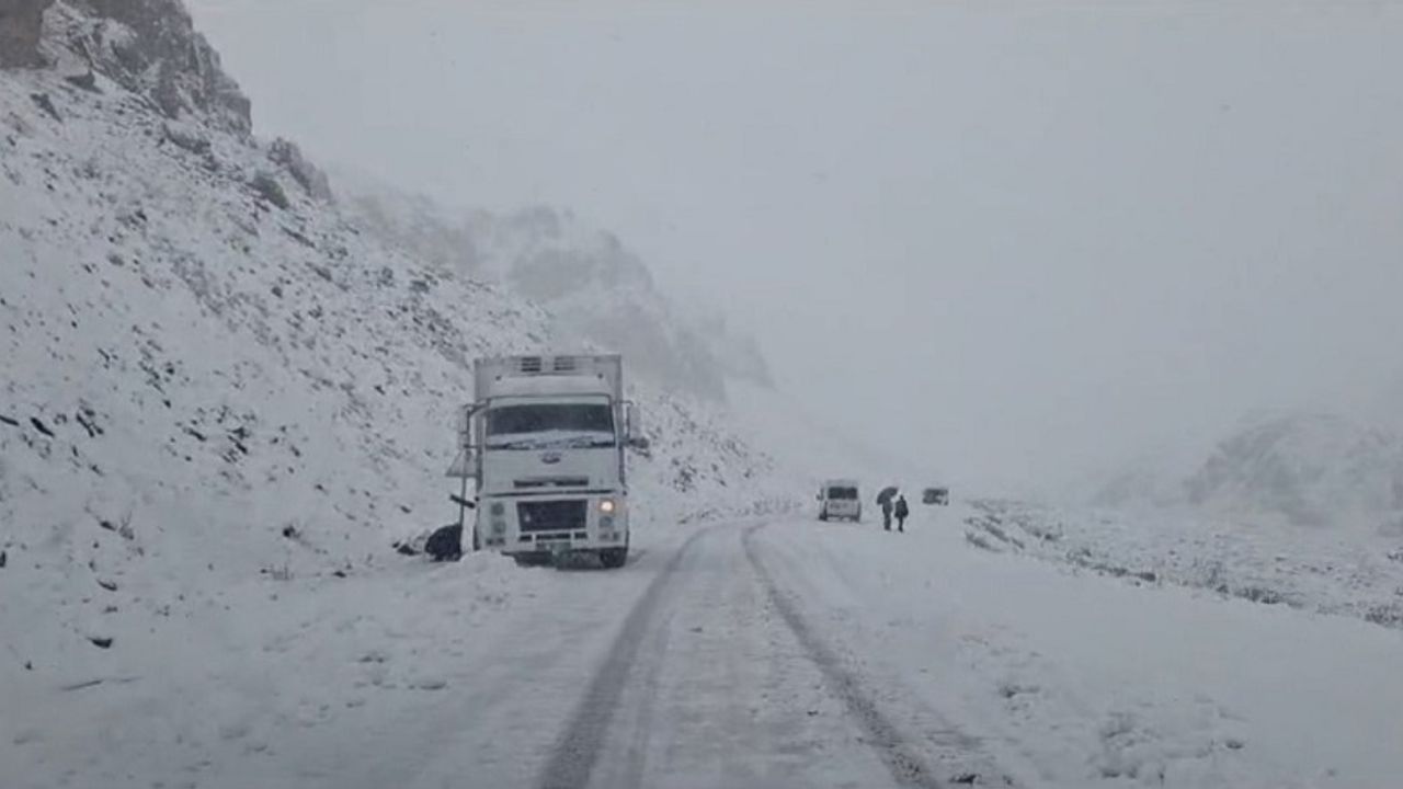 Van’da kar yağışı trafiği olumsuz yönde etkiledi