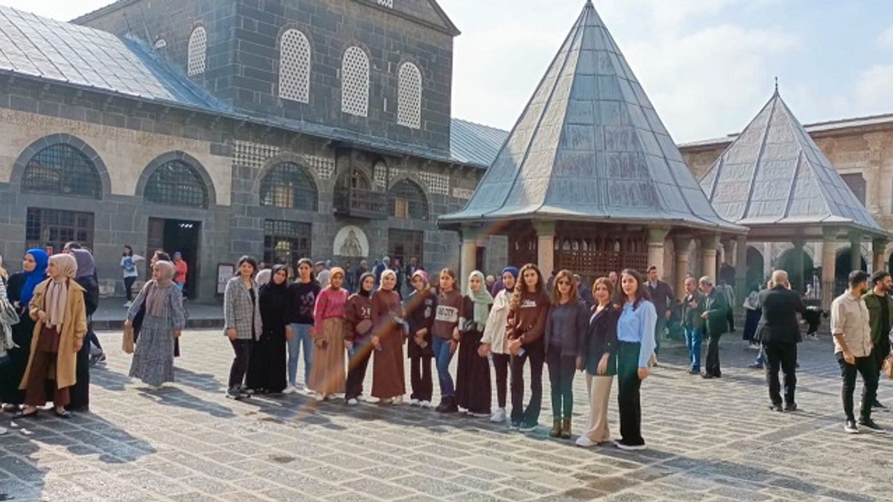 Dicle Üniversitesi'ni kazanan gençler Diyarbakır'ı gezdi