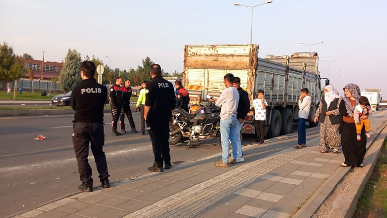 Diyarbakır’da çocuk sürücü polise çarptı: 2 yaralı