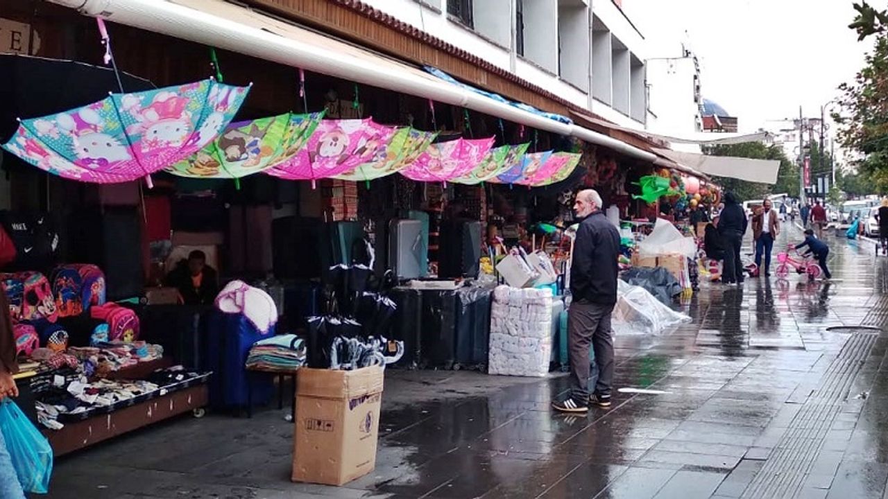 Diyarbakır’da yağmur yağdı, şemsiye satışa çıktı: İşte fiyatları