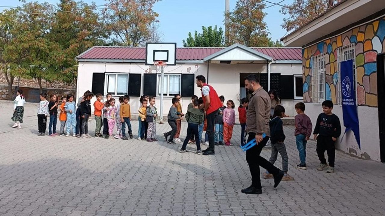 Diyarbakırlı gençlerden köy okulunda etkinlik