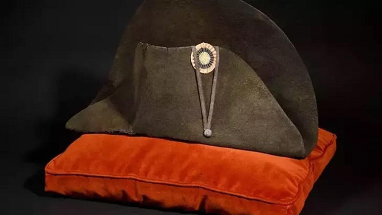 Napolyon'un şapkası açık arttırmada - Mücadele Gazetesi