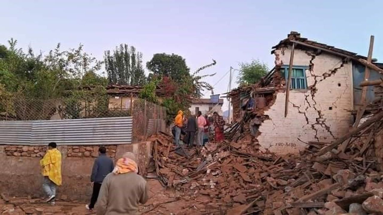 6.4 büyüklüğünde deprem oldu: 128 ölü