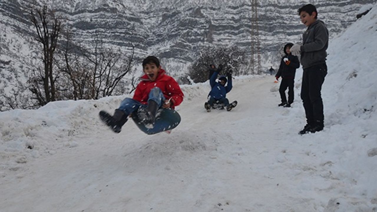 Hakkari'de eğitime kar engeli: Okullar tatil