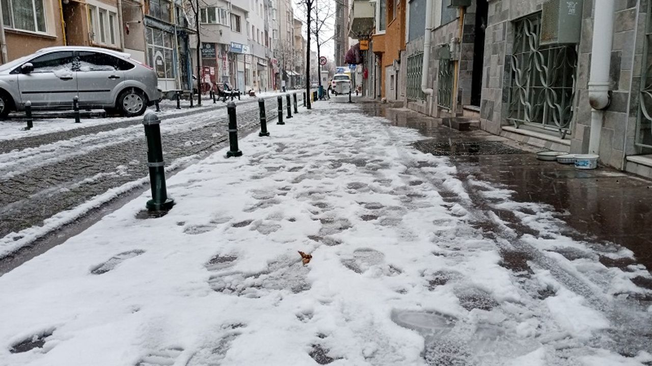 Kar yağdı Eskişehir'de esnaflar sevindi