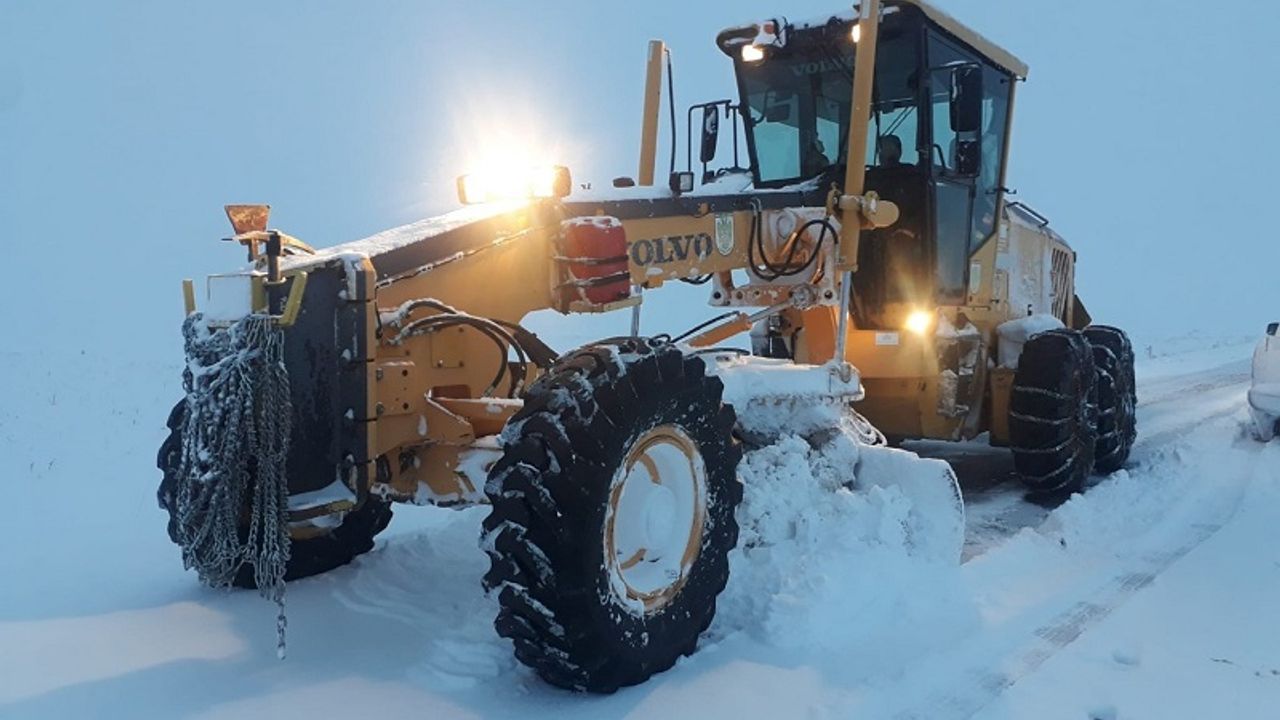 Kar yağışları orada 33 köy yolunu da ulaşıma kapattı