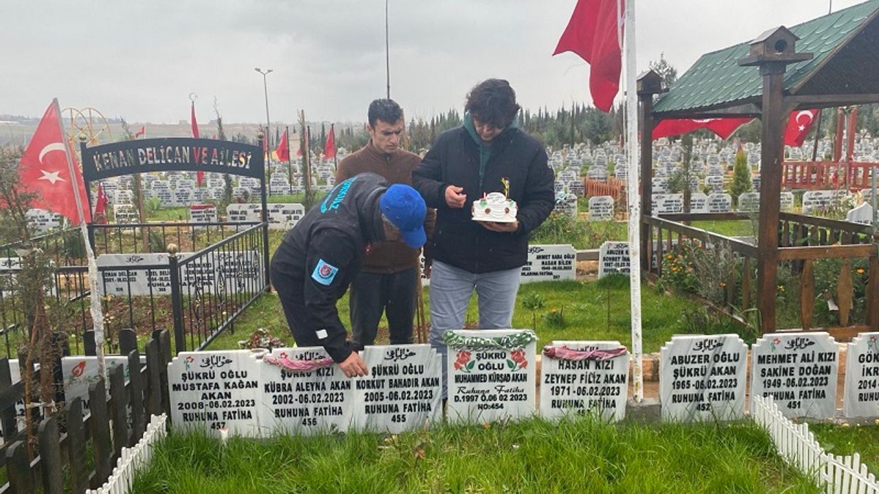 Depremde hayatını kaybetti doğum günü pastası mezarına bırakıldı