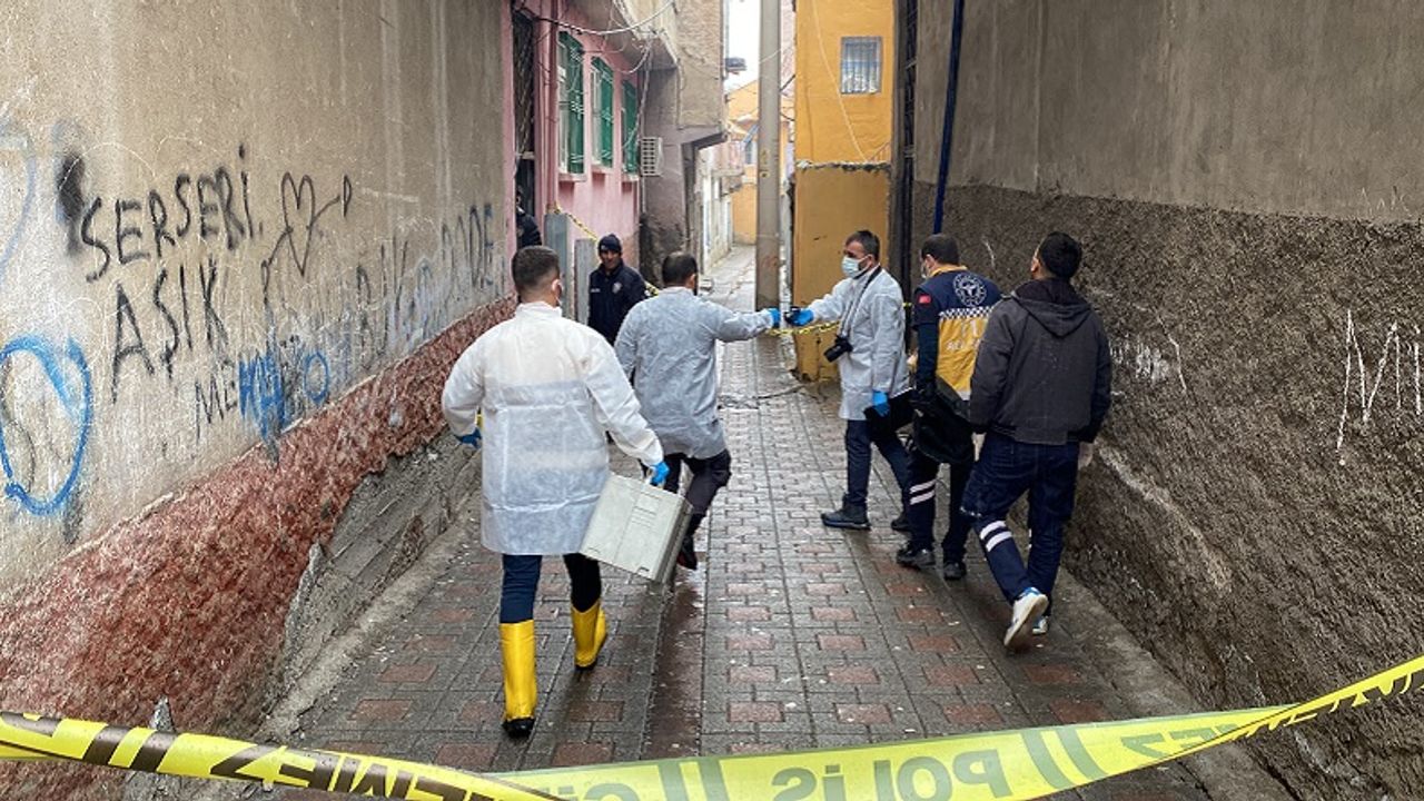 Diyarbakır'da ev yandı: Bir kişi hayatını kaybetti