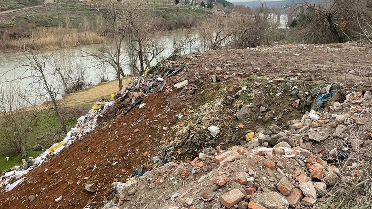 Diyarbakır'da koruma altındaki alana moloz döküldü