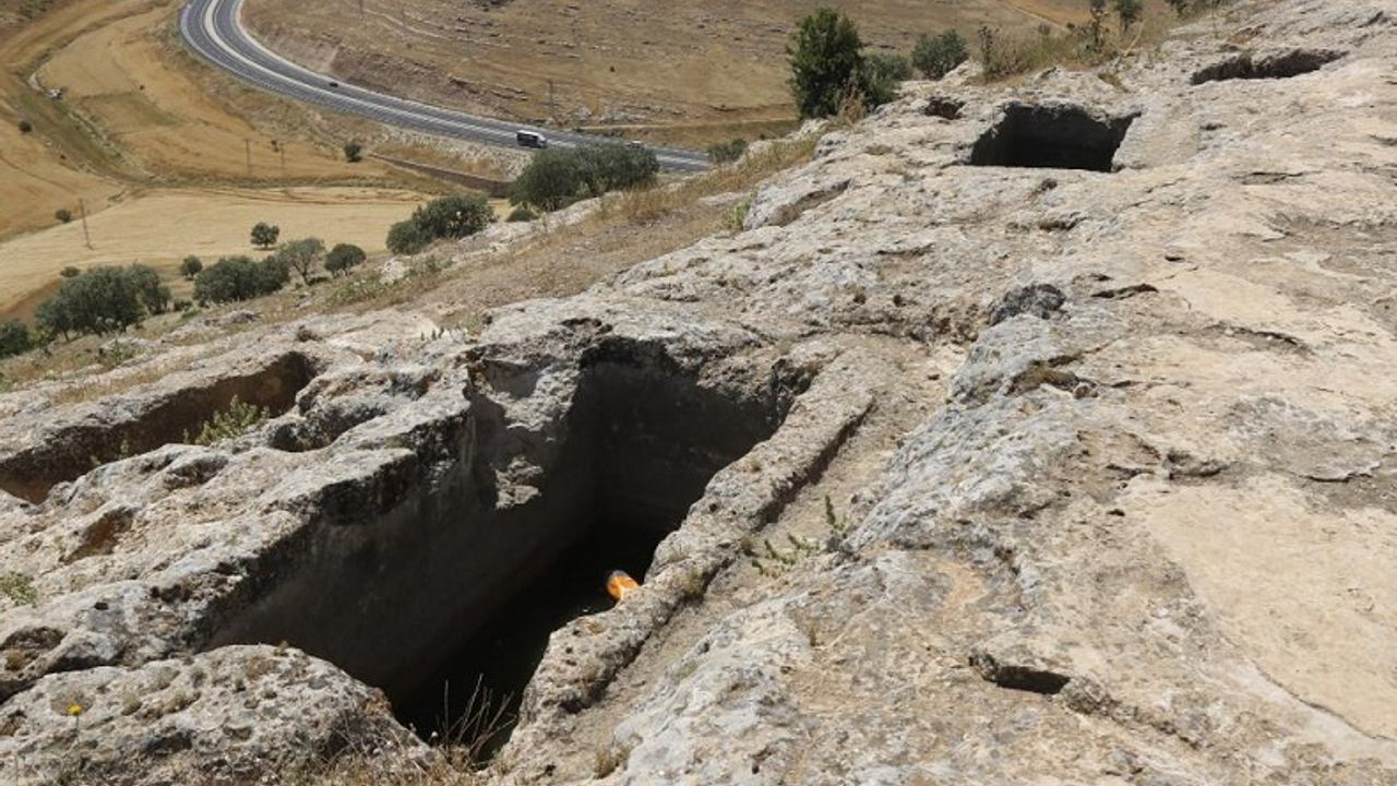 Diyarbakır’da tarihe ışık tutan asırlık mezarlar