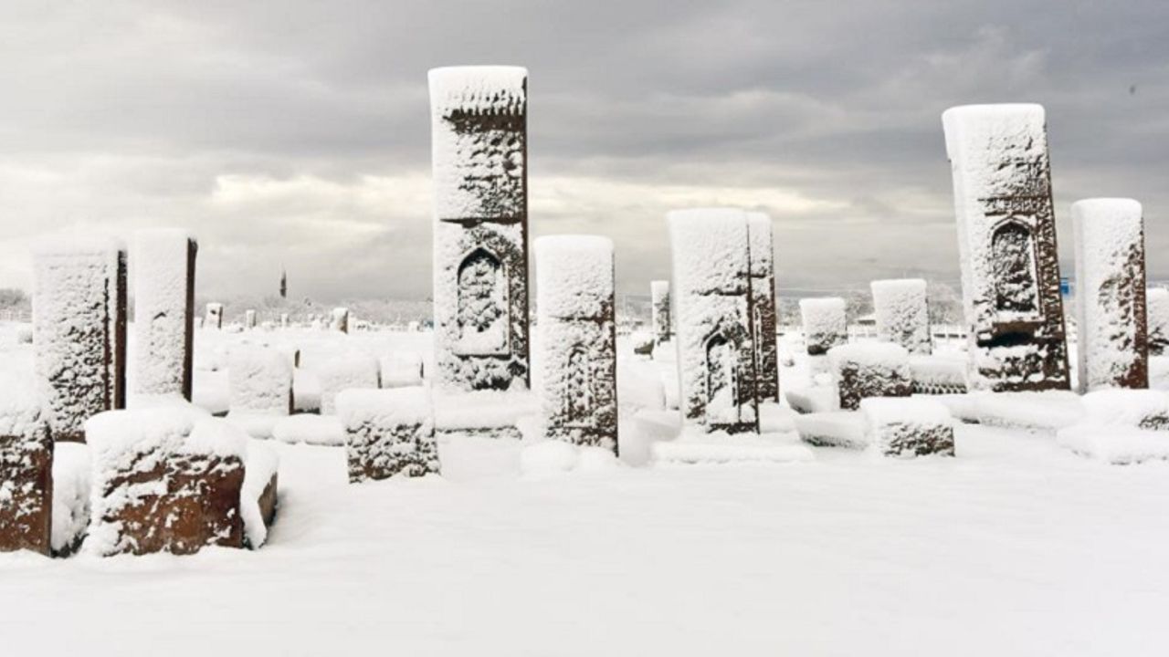 Karla bütünleşen tarihi mezar taşları