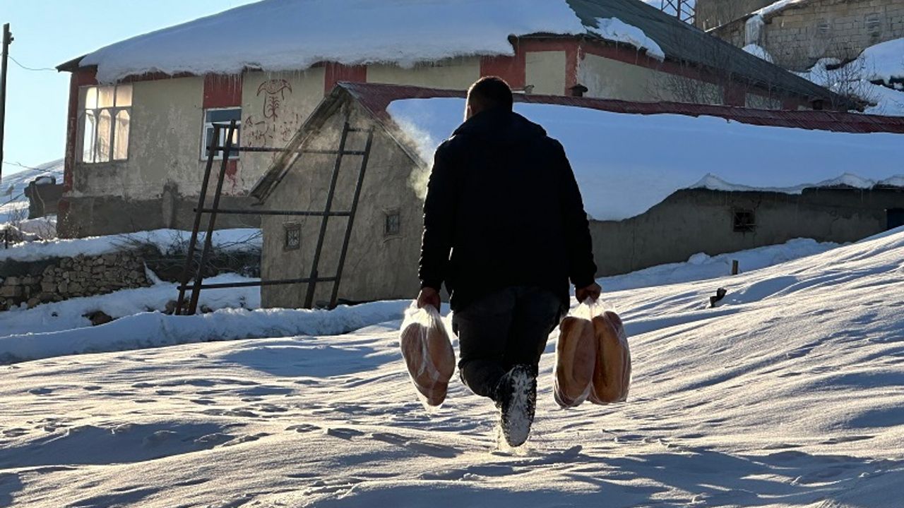 Deprem sonrası köy köy gezdi ekmek dağıttı