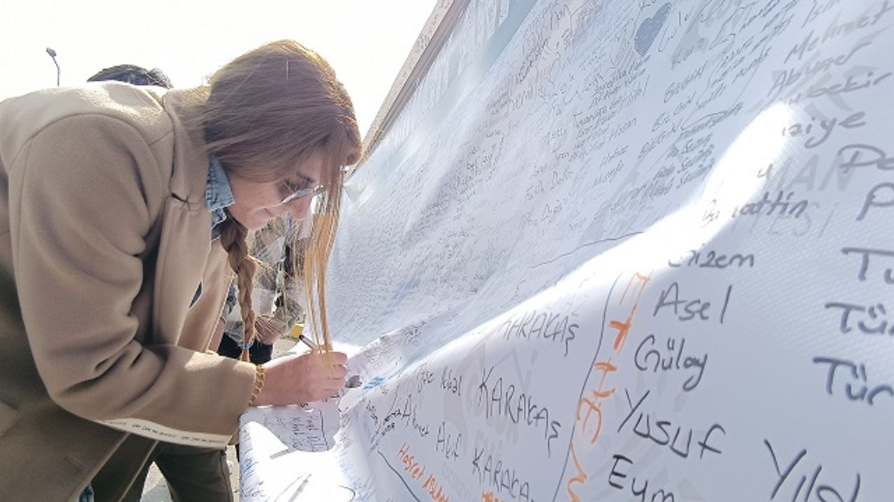 Bu pankart ilgi gördü depremzedeler hayatlarını kaybeden yakınlarını yazdı