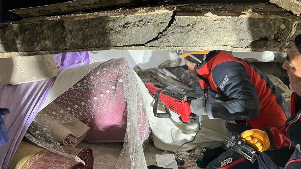 Urfa'da 2 katlı ev çöktü! Ölü ve yaralılar var 