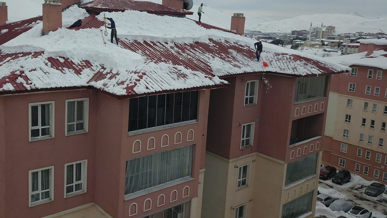 Bitlis’te kar kış demiyor: Ekmek parası için riske giriyorlar!