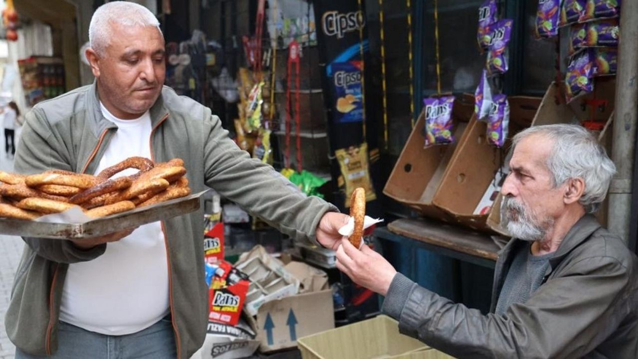 Diyarbakır’da azmin zaferi: 20 yıl simit sattı, 49 yaşında atandı