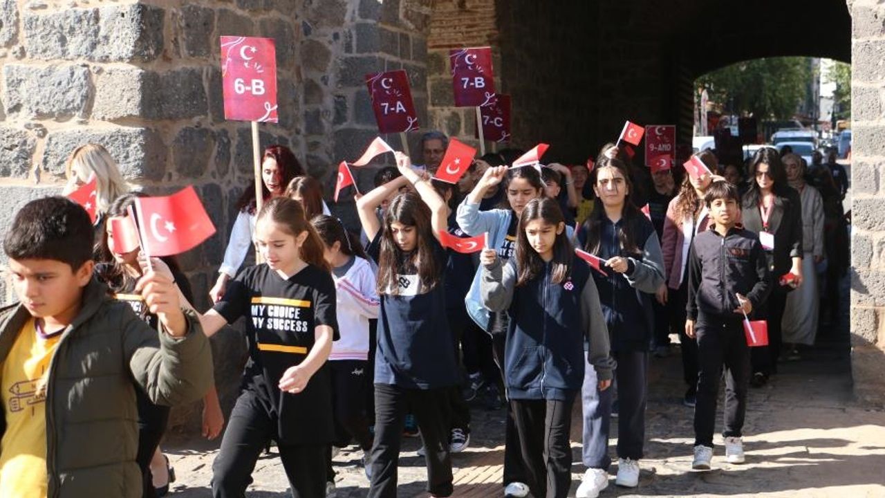 Diyarbakır’da öğrenciler Türk bayrağı ile yürüdü