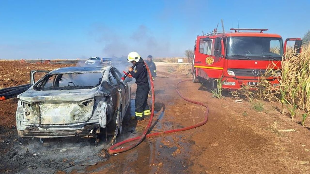Diyarbakır’da seyir halindeki araç kül oldu