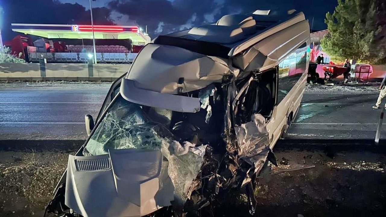 Diyarbakır’da yolcu minibüsü kaza yaptı: Yaralı var!
