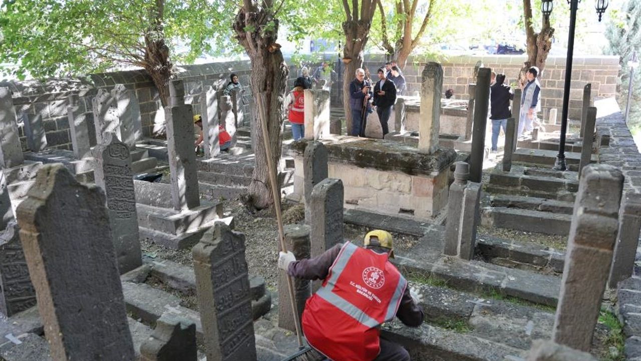 Diyarbakır’daki tarihi mezarda kimler yatıyor? Tek tek ortaya çıkıyor!