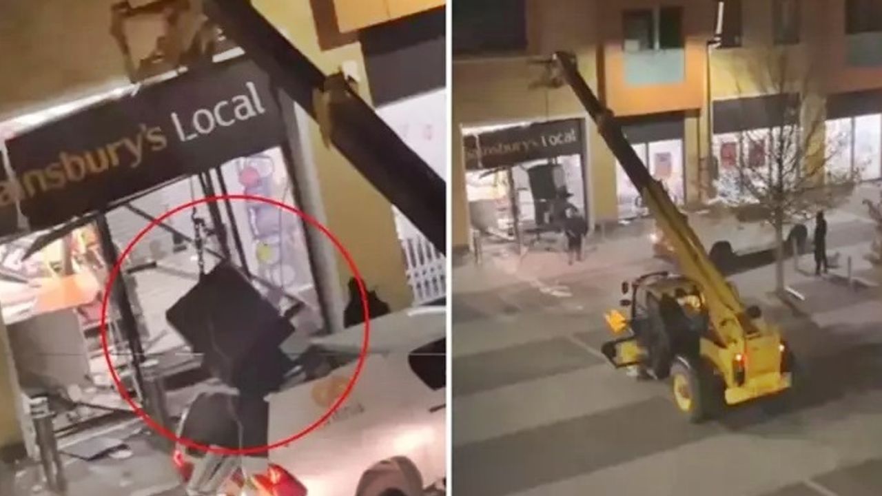 Hırsızlığın böylesi: İş makinesi ile ATM çaldılar!