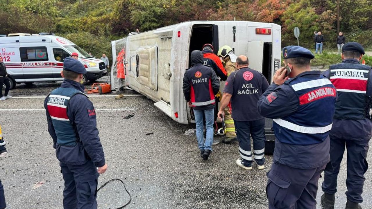 İşçi servisi devrildi: Ölü ve yaralılar var