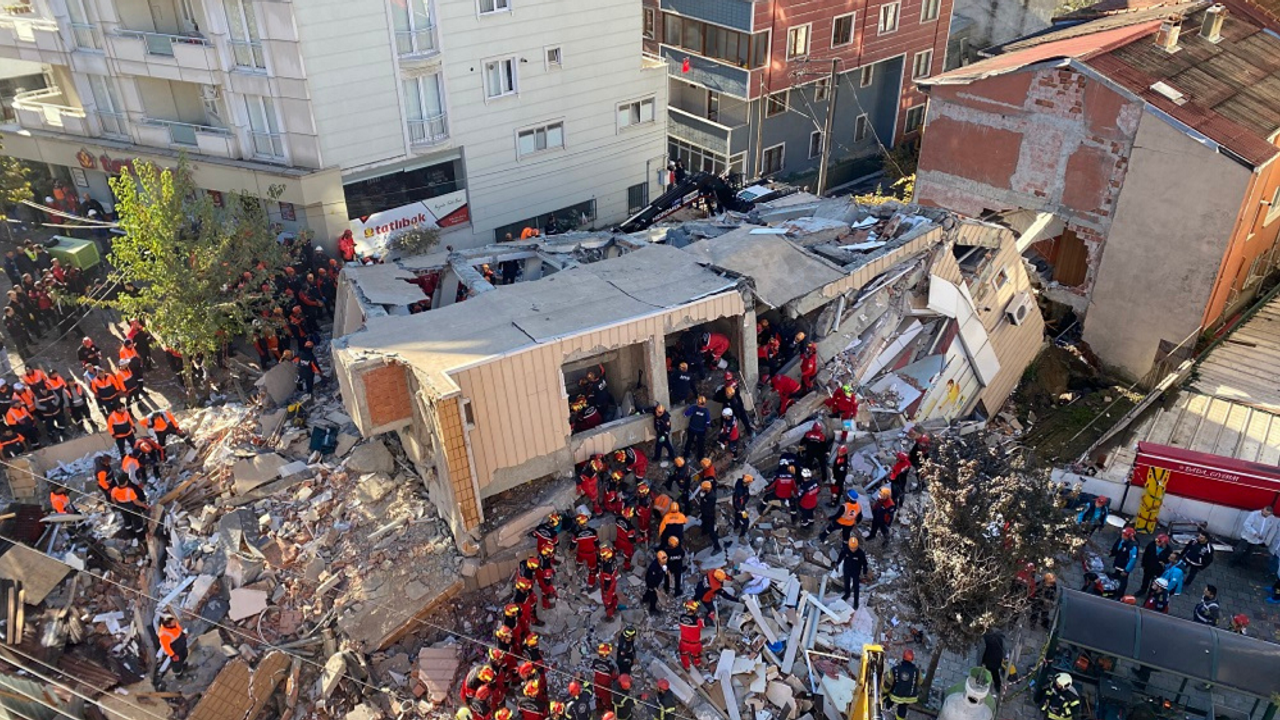 Kocaeli’de bina çöktü: 7 kişinin enkaz altında kaldığı tahmin ediliyor!