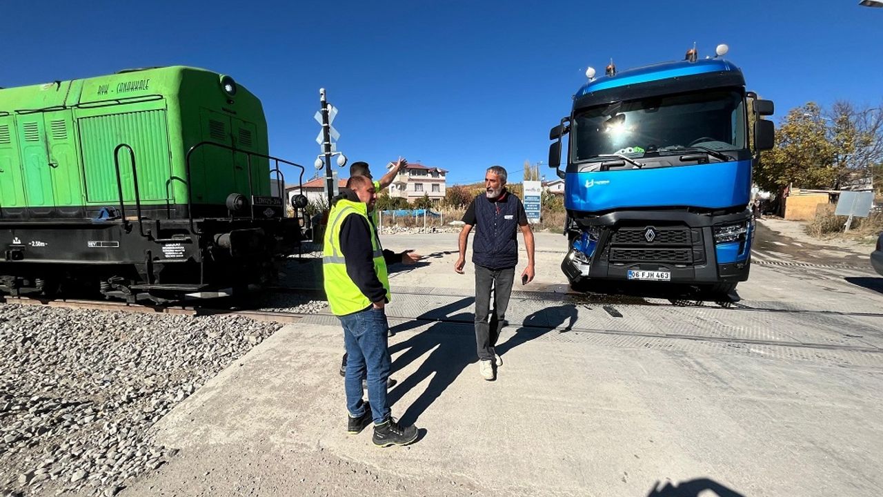 Malatya’da tren kazası yaşandı: TIR’a çarptı!