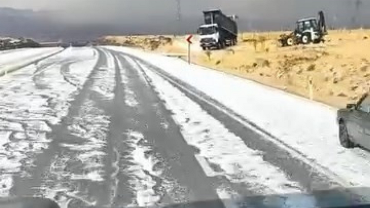 Diyarbakır’a 2 saatlik o şehirde yollar beyaza büründü!