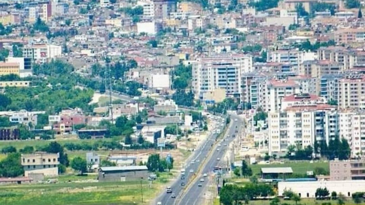 Diyarbakır’da evi hasar gördü: Depreme rağmen ret 