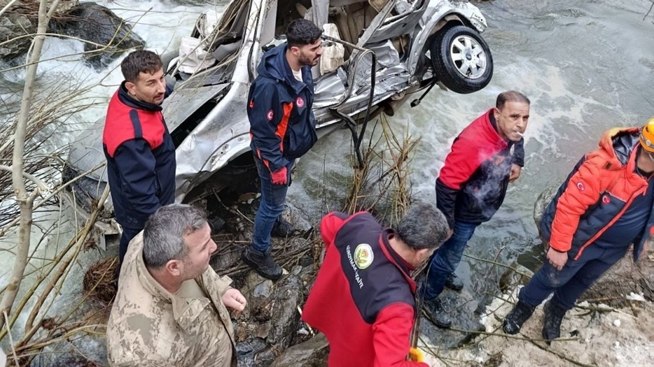 Bitlis’te otomobil dereye uçtu: Çok sayıda ölü ve yaralı var