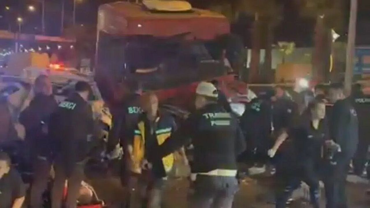 TIR faciası: İki otomobile birden çarptı 5 ölü, 6 yaralı