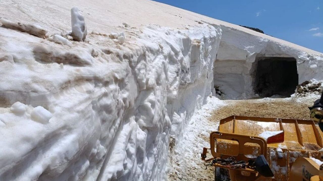 Bingöl'de haziran ayında karda tünel açıldı!