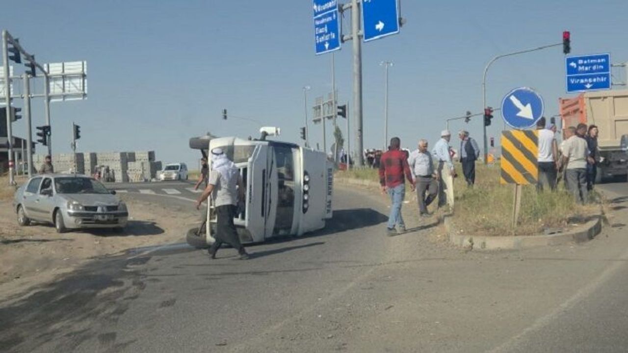 Diyarbakır’da minibüs ve hafif ticari araç çarpıştı: Çok say