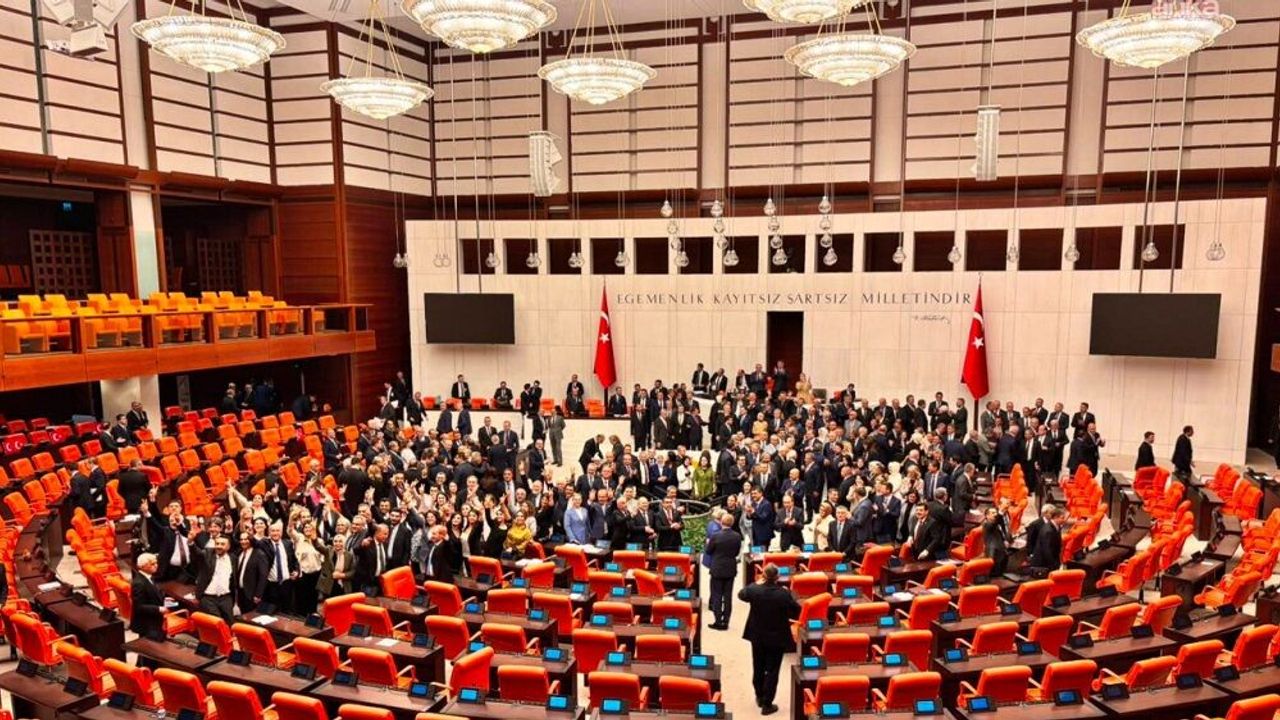 Çerçeve yasa 468 oyla Meclis’ten geçti: Hangi parti ne oy verdi?