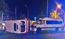 Diyarbakır’da yolcu minibüsü ile ambulans çarpıştı: 3 yaralı