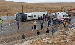 Göçmenleri taşıyan otobüs devrildi: 2 ölü, 30 yaralı