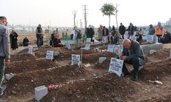 Diyarbakır’da depremde hayatını kaybedenlerin yakınları mezarlıktan ayrılmıyor