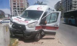 Ambulans ile otomobil çarpıştı: 2 yaralı