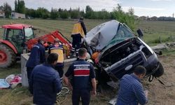 Tarım işçilerini taşıyan minibüs devrildi: 1 ölü, 8 yaralı