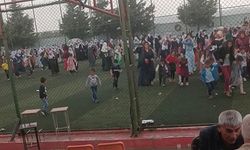 Yağmur bastırınca davetliler, gelin ve damadı bırakıp sahayı terk ettiler