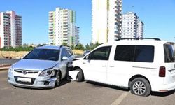 Diyarbakır’da polis otosuna çarpan araçtan uyuşturucu çıktı!