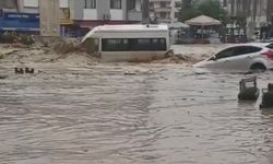 Araçlar sular altında kaldı, canlarını zor kurtardılar