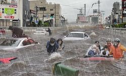 Japonya'da sel: 3 ölü, 1200 bina sular altında kaldı