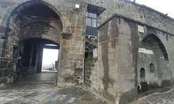 Diyarbakır’daki tarihi yapılara plastik çeşme!