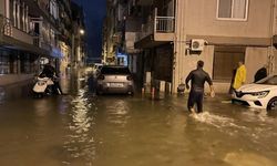 İzmir'de fırtına: Deniz taştı, iskele yıkıldı