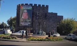 Diyarbakır surlarına asılan o poster indirildi