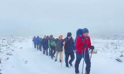 Kar ve tipiye rağmen korkmadılar Esruk Dağı’na tırmandılar