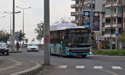 Diyarbakır’da ilginç görüntü! Direk yolun ortasında kaldı